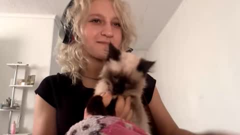 Snapshot of ashelyparcell chatting on 11/28/25, 07:00 July online show from 11/28/25, 07:00