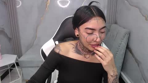 Snapshot of ashley_blum_v chatting on 10/29/25, 08:21 ashley_blum_v online show from 10/29/25, 08:21