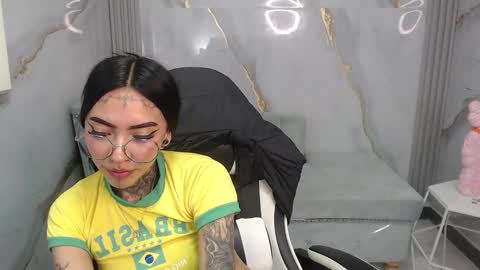 Snapshot of ashley_blum_v chatting on 11/30/25, 01:20 ashley_blum_v online show from 11/30/25, 01:20