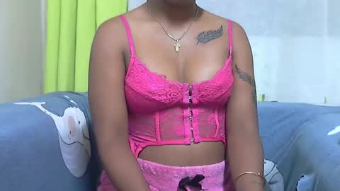 Snapshot of ashleyqueen_x chatting on 10/16/25, 01:50 ashleyqueen X online show from 10/16/25, 01:50