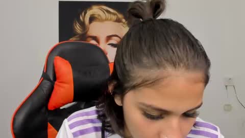 Snapshot of ashleytravis_ chatting on 12/10/24, 03:30 online show from 12/10/24, 03:30