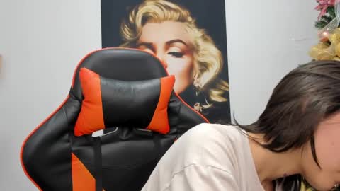 Snapshot of ashleytravis_ chatting on 12/24/24, 01:06 online show from 12/24/24, 01:06