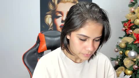 Snapshot of ashleytravis_ chatting on 12/24/24, 04:11 online show from 12/24/24, 04:11