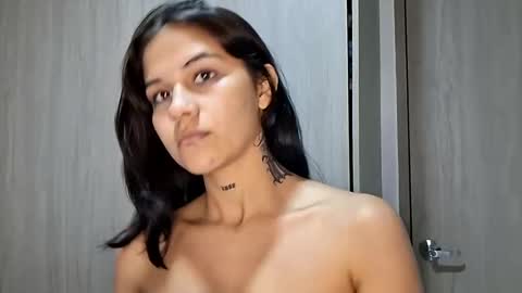 Snapshot of ashleytravis_ chatting on 11/07/25, 01:27 online show from 11/07/25, 01:27