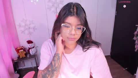 Snapshot of ashleyy18__ chatting on 12/27/24, 12:01 Ashleyy18 online show from 12/27/24, 12:01