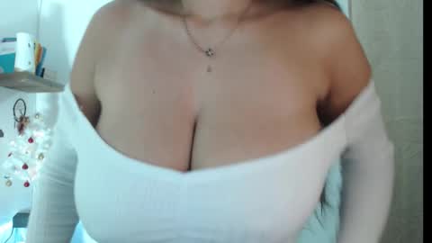 Snapshot of ashlyn_brooke1 chatting on 12/17/25, 01:11 Sarah .3 hello guys .im love online show from 12/17/25, 01:11