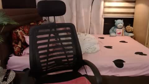 Snapshot of asian_princess15 chatting on 02/18/25, 10:27 angela online show from 02/18/25, 10:27