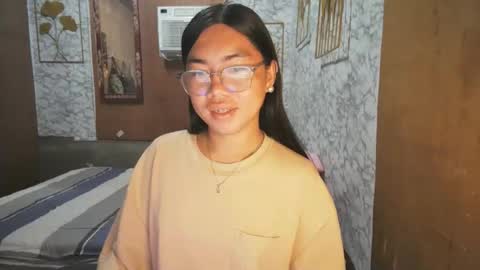 Snapshot of asian_rhean chatting on 10/13/25, 10:54 Rhean online show from 10/13/25, 10:54