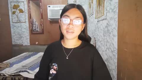 Snapshot of asian_rhean chatting on 11/28/25, 10:23 Rhean online show from 11/28/25, 10:23