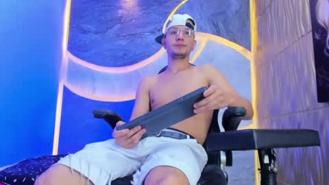 Snapshot of asmodeohot20 chatting on 12/16/25, 05:01 asmodeohot20 online show from 12/16/25, 05:01