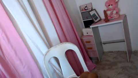 Snapshot of astraea_xxx chatting on 07/12/26, 05:26 Anna online show from 07/12/26, 05:26