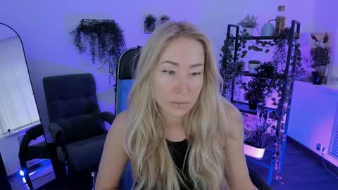 Snapshot of astramonroe chatting on 04/06/26, 04:21 astramonroe online show from 04/06/26, 04:21