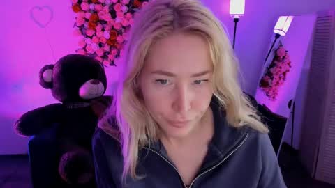 Snapshot of astramonroe chatting on 04/18/26, 05:33 astramonroe online show from 04/18/26, 05:33