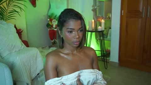 Snapshot of astrea_1 chatting on 12/15/25, 10:25 Astrea online show from 12/15/25, 10:25