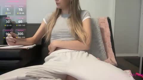 Snapshot of astrid_sky chatting on 11/02/25, 06:32 Astrid Sky online show from 11/02/25, 06:32