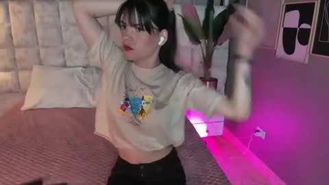 Snapshot of astrid_velle chatting on 07/02/26, 12:32 astrid_velle online show from 07/02/26, 12:32
