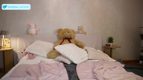 Snapshot of astridwet chatting on 05/19/26, 02:56 Astrid online show from 05/19/26, 02:56