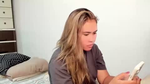 Snapshot of asuzaka27 chatting on 04/24/26, 08:06 asuzaka27 online show from 04/24/26, 08:06