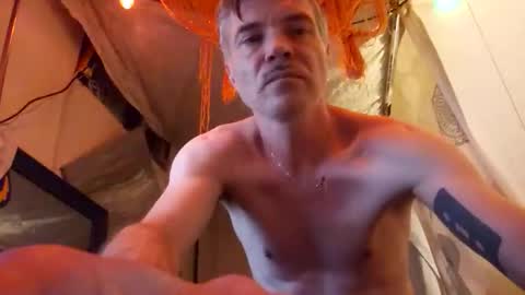 Snapshot of athandrew chatting on 11/10/25, 04:00 jonnyandrew online show from 11/10/25, 04:00