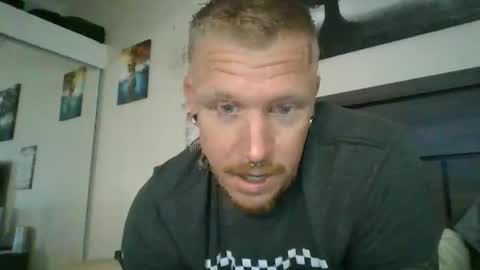 Snapshot of athletic_skater779 chatting on 05/23/26, 04:33 AthleticWhiteboy777 online show from 05/23/26, 04:33