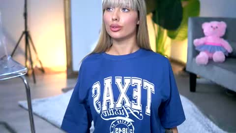 Isabella online show from 02/11/25, 01:52