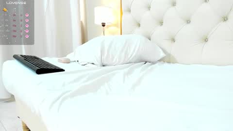 Aura sanders online show from 10/30/25, 12:17