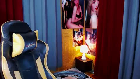 Snapshot of aurakharisma_xx chatting on 02/25/26, 06:01 Miss awra online show from 02/25/26, 06:01