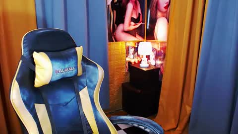 Snapshot of aurakharisma_xx chatting on 04/14/26, 06:30 Miss awra online show from 04/14/26, 06:30