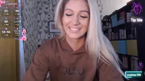 Snapshot of aurelyie chatting on 12/15/25, 11:47 Aurelyie online show from 12/15/25, 11:47