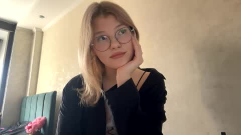 Snapshot of aurora_magic chatting on 04/27/26, 10:35 Aurora online show from 04/27/26, 10:35