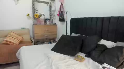 Snapshot of aurora_moonm chatting on 03/14/26, 04:07 aurora_moonm online show from 03/14/26, 04:07