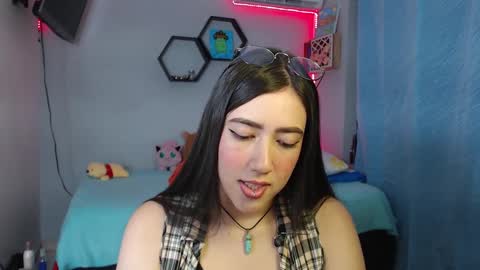 Snapshot of aurora_shy_ chatting on 02/28/25, 01:37 Aurora online show from 02/28/25, 01:37