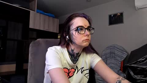 Snapshot of aurora_spell chatting on 09/22/25, 08:05 Milana online show from 09/22/25, 08:05