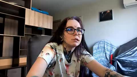 Snapshot of aurora_spell chatting on 09/23/25, 01:14 Milana online show from 09/23/25, 01:14