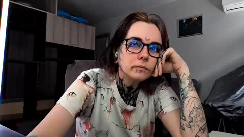 Snapshot of aurora_spell chatting on 10/02/25, 08:32 Milana online show from 10/02/25, 08:32