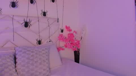 Snapshot of aurora_sweet2 chatting on 10/23/25, 06:17 Madison online show from 10/23/25, 06:17