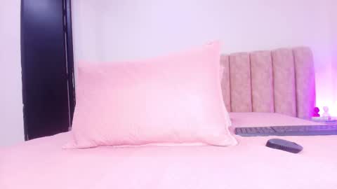 auroraa_miller online show from 11/15/25, 11:51