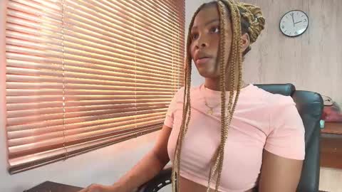 Snapshot of aurorabrow chatting on 09/17/25, 07:59 Ariana online show from 09/17/25, 07:59