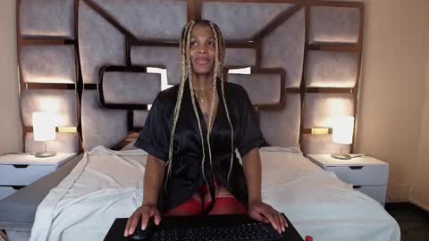 Snapshot of aurorabrow chatting on 11/18/25, 08:24 Ariana online show from 11/18/25, 08:24