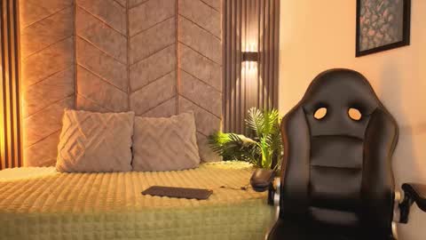 Snapshot of auroralanee chatting on 11/12/25, 07:13 aurora online show from 11/12/25, 07:13