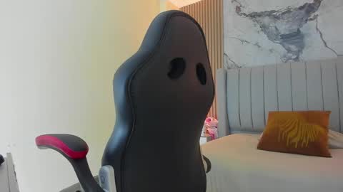 Snapshot of auroramartin2 chatting on 10/23/25, 07:34 auroramartin2 online show from 10/23/25, 07:34