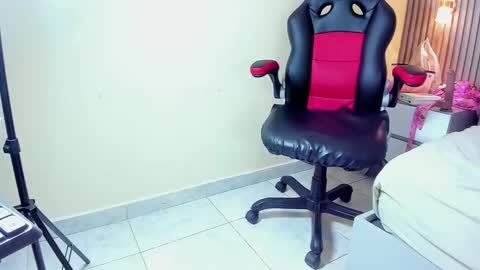 Snapshot of auroramartin2 chatting on 11/07/25, 07:58 auroramartin2 online show from 11/07/25, 07:58