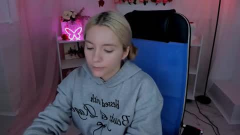 aurorawrenfield online show from 09/09/25, 07:41