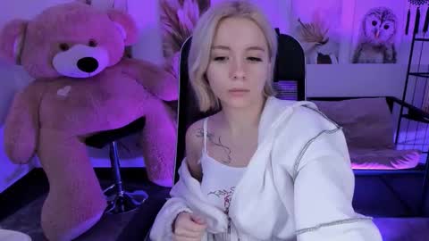 aurorawrenfield online show from 12/17/25, 12:38