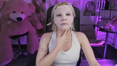 aurorawrenfield online show from 12/23/25, 12:30