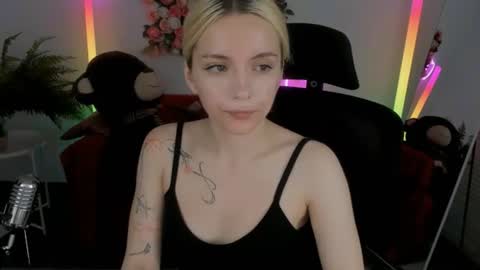 Snapshot of aurorawrenfield chatting on 06/12/26, 04:33 aurorawrenfield online show from 06/12/26, 04:33