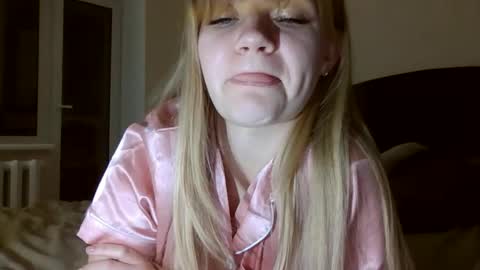 Snapshot of auroraxroses chatting on 10/29/25, 07:15 AuroraXRoses online show from 10/29/25, 07:15