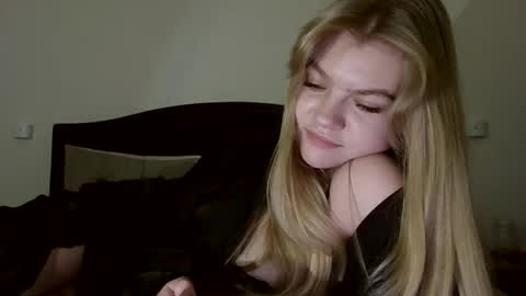 Snapshot of auroraxroses chatting on 11/06/25, 08:32 AuroraXRoses online show from 11/06/25, 08:32