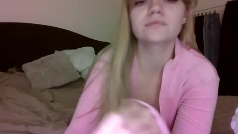 Snapshot of auroraxroses chatting on 11/19/25, 06:30 AuroraXRoses online show from 11/19/25, 06:30