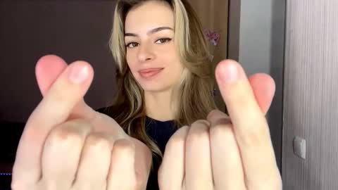 Snapshot of austinmehling chatting on 11/09/25, 03:43 Nika online show from 11/09/25, 03:43